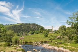 Lais Puzzle - Saint Kevin's Church und der Rundturm, eingebettet in die schönen Wälder von Glendalough, Co. Wicklow, Irland - 2.000 Teile
