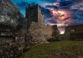 Lais Puzzle - Eine alte Burg in Irland mit einer Sturm- und Blitzlandschaft - 1.000 Teile