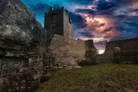 Lais Puzzle - Eine alte Burg in Irland mit einer Sturm- und Blitzlandschaft - 2.000 Teile