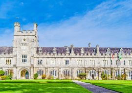 Lais Puzzle - Frontansicht der Long Hall und des Uhrenturms des University College Cork, Irland - 1.000 Teile