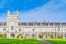 Lais Puzzle - Frontansicht der Long Hall und des Uhrenturms des University College Cork, Irland - 2.000 Teile