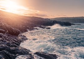 Lais Puzzle - Sonnenaufgang über der steinigen Küstenlinie. Süden Irlands - 1.000 Teile