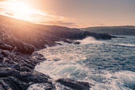 Lais Puzzle - Sonnenaufgang über der steinigen Küstenlinie. Süden Irlands - 2.000 Teile