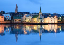 Lais Puzzle - Schöne Spiegelung des Stadtbilds von Reykjavik im See Tjornin zur blauen Stunde im Winter - 1.000 Teile