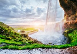 Lais Puzzle - Seljalandfoss Wasserfall bei Sonnenuntergang. Brücke über den Fluss. Fantastische Natur. Island - 1.000 Teile