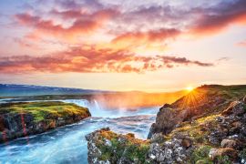 Lais Puzzle - Der malerische Sonnenuntergang über Landschaften und Wasserfällen. Der Berg Kirkjufell - 2.000 Teile