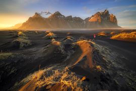 Lais Puzzle - Der Berg Vestrahorn mit schwarzen Lavadünen bei Sonnenuntergang, Stokksnes, Island - 2.000 Teile