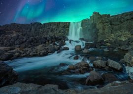 Lais Puzzle - Nordlichter/Aurora Borealis tanzen nachts über dem berühmten Oxarafoss-Wasserfall im Thingvellir-Nationalpark in Reykjavik - 1.000 Teile