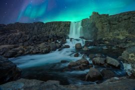 Lais Puzzle - Nordlichter/Aurora Borealis tanzen nachts über dem berühmten Oxarafoss-Wasserfall im Thingvellir-Nationalpark in Reykjavik - 2.000 Teile