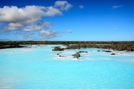 Lais Puzzle - Blaue Landschaft, blauer Himmel, geothermische Quellen der Blauen Lagune und dazwischen schwarze, moosbewachsene Lava, Island - 2.000 Teile