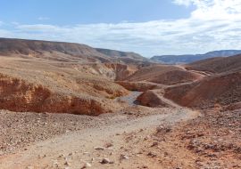 Lais Puzzle - Schotterstraße in der Wüste Negev, Israel, Verkehrsinfrastruktur in der Wüste, landschaftlich reizvolle Bergstrecke von Eilat nach Nordisrael - 1.000 Teile
