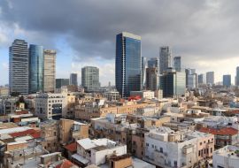 Lais Puzzle - Skyline-Panorama der Stadt Tel Aviv mit dunklen Gewitterwolken und städtischen Wolkenkratzern am Morgen, Israel - 1.000 Teile