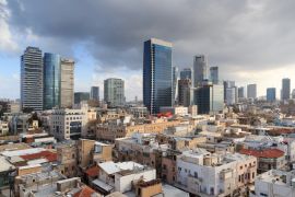 Lais Puzzle - Skyline-Panorama der Stadt Tel Aviv mit dunklen Gewitterwolken und städtischen Wolkenkratzern am Morgen, Israel - 2.000 Teile