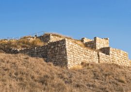 Lais Puzzle - Die steinernen Stadttore und die Stadtmauer der biblischen Stadt Tel Lachish in Israel mit dem untergehenden Mond am klaren blauen Himmel im Hintergrund - 1.000 Teile
