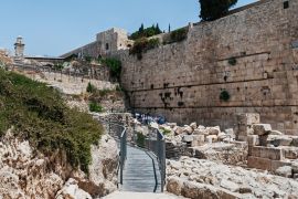 Lais Puzzle - Der südliche Teil der Westmauer des Zweiten Tempels zeigt Menschen, die im egalitären Teil inmitten der Trümmer der römischen Zerstörung von Jerusalem beten - 2.000 Teile