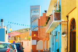 Lais Puzzle - Straße mit alten Häusern in Villasimius Cagliary, Provinz Südsardinien - 2.000 Teile