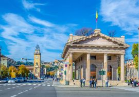 Lais Puzzle - Verkehr auf dem Platz Porta Nuova in Bergamo, Italien - 1.000 Teile