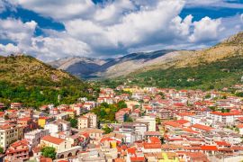 Lais Puzzle - Panoramische Berglandschaft mit Itri, Latium, Italien. Malerisches Dorf in einem Ferienort - 2.000 Teile