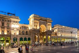 Lais Puzzle - Spaziergänger in der Nähe der Galerie Vittorio Emanuele II auf dem Domplatz, Mailand, Italien. Nachtansicht von Straße und Gebäuden - 2.000 Teile