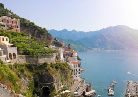 Lais Puzzle - Atemberaubende Aussicht auf das Dorf Atrani am Meer mit grünen Weinbergen, Amalfiküste - 1.000 Teile