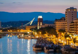 Lais Puzzle - Pescara (Italien) - Blick in der Abenddämmerung von der monumentalen Brücke Ponte del Mare auf den Kanal und den Hafen der Stadt Pescara, Region Abruzzen - 1.000 Teile