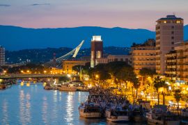 Lais Puzzle - Pescara (Italien) - Blick in der Abenddämmerung von der monumentalen Brücke Ponte del Mare auf den Kanal und den Hafen der Stadt Pescara, Region Abruzzen - 2.000 Teile