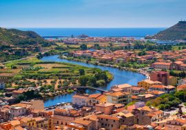 Lais Puzzle - Sardinien, Italien - Panoramablick auf die Stadt Bosa am Fluss Temo mit dem Ferienort Bosa Marina an der Mittelmeerküste vom Hügel der Burg Malaspina aus gesehen - 1.000 Teile