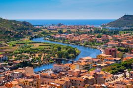Lais Puzzle - Sardinien, Italien - Panoramablick auf die Stadt Bosa am Fluss Temo mit dem Ferienort Bosa Marina an der Mittelmeerküste vom Hügel der Burg Malaspina aus gesehen - 2.000 Teile