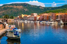 Lais Puzzle - Bosa, Sardinien, Italien - Panoramablick auf die Altstadt von Bosa am Temo-Flussufer mit bunten Mietshäusern und Booten - 2.000 Teile