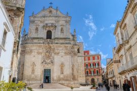 Lais Puzzle - Ein Blick auf die Fassade der Basilika San Martino in Martina Franca, Apulien, Italien - 2.000 Teile
