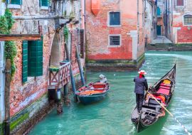 Lais Puzzle - Venezianischer Gondoliere, der eine Gondel durch die grünen Kanäle Venedigs stakt - 1.000 Teile