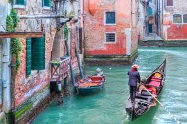 Lais Puzzle - Venezianischer Gondoliere, der eine Gondel durch die grünen Kanäle Venedigs stakt - 2.000 Teile