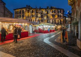 Lais Puzzle - Weihnachtsmärkte im historischen Zentrum von Como, Italien. Weihnachtsbeleuchtung und -dekoration - 1.000 Teile