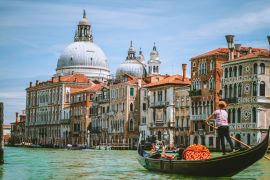 Lais Puzzle - Canal Grande, traditionelle Gondel und Basilika Santa Maria della Salute im Hintergrund, Venedig, Italien - 2.000 Teile