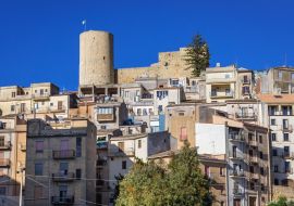 Lais Puzzle - Historischer Teil und Schlossturm von Salemi, einer kleinen Stadt in der Provinz Trapani auf der Insel Sizilien in Italien - 1.000 Teile