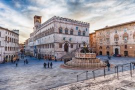 Lais Puzzle - Blick auf die malerische Piazza IV Novembre, Perugia - 2.000 Teile