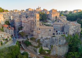 Lais Puzzle - Ronciglione ein Dorf in Viterbo. Straßenhäuser und eine schöne Landschaft - 1.000 Teile