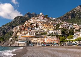 Lais Puzzle - Blick auf den Strand und die Häuser von Positano an der Amalfiküste in Kampanien, Italien - 1.000 Teile