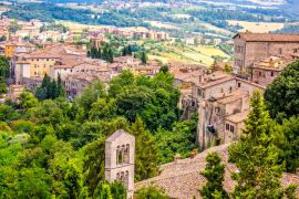 Lais Puzzle - Mittelalterliche Stadt Todi auf dem Hügel  - 2.000 Teile