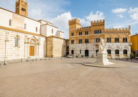 Lais Puzzle - Morgendlicher Blick auf die Piazza Dante, den zentralen Platz in Grosseto an einem sonnigen Tag. Diese Stadt ist das Zentrum der Region Maremma - 1.000 Teile