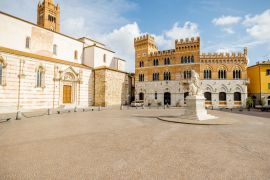 Lais Puzzle - Morgendlicher Blick auf die Piazza Dante, den zentralen Platz in Grosseto an einem sonnigen Tag. Diese Stadt ist das Zentrum der Region Maremma - 2.000 Teile