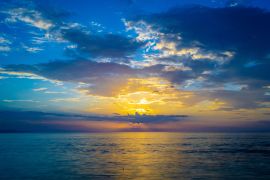 Lais Puzzle - Kräftige Farben am Himmel bei diesem Sonnenuntergang in Montego Bay auf Jamaika - 2.000 Teile