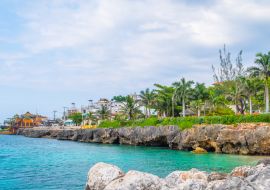 Lais Puzzle - Wunderschöne Klippenküste mit türkisfarbenem Meer auf einer Karibikinsel. Sonniger Sommerurlaubstag an der Küste von Montego Bay, Jamaika. Ein ideales tropisches Reiseziel. Margaritaville im Hintergrund - 1.000 Teile