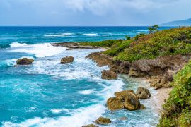 Lais Puzzle - Schöne tropische Karibik Insel Landschaft Blick. Scenic Sommerurlaub Ozean Küste Klippen Einstellung. Hohe Steilküste Ufer trifft das Meer. Coastal Bergfelsen in Saint Mary Gemeinde, Jamaika - 2.000 Teile