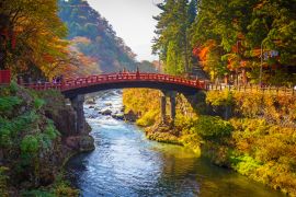 Lais Puzzle - Shinkyo-Brücke im Herbst in Nikko, Tochigi, Japan - 2.000 Teile