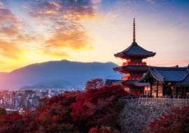 Lais Puzzle - Sonnenuntergang am Kiyomizu Dera Pagodentempel mit roten Ahornblättern oder Herbstlaub in der Herbstzeit. Bunte Bäume, Kyoto - 1.000 Teile