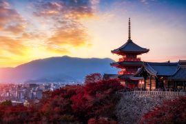 Lais Puzzle - Sonnenuntergang am Kiyomizu Dera Pagodentempel mit roten Ahornblättern oder Herbstlaub in der Herbstzeit. Bunte Bäume, Kyoto - 2.000 Teile