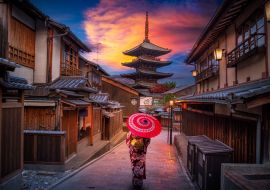 Lais Puzzle - Asiatische Frauen in traditionellen japanischen Kimonos bei der Yasaka-Pagode und in der Sannen Zaka-Straße in Kyoto, Japan - 1.000 Teile