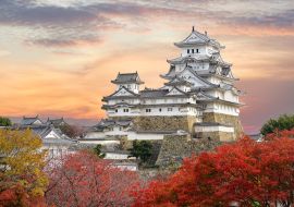 Lais Puzzle - Burg Himeji und rote Ahornblätter im abendlichen Sonnenlicht und Dämmerungshimmel in der Stadt Himeji, Präfektur Hyogo in Japan - 1.000 Teile