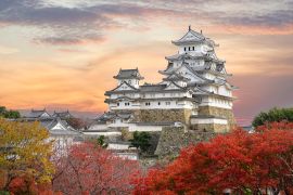 Lais Puzzle - Burg Himeji und rote Ahornblätter im abendlichen Sonnenlicht und Dämmerungshimmel in der Stadt Himeji, Präfektur Hyogo in Japan - 2.000 Teile